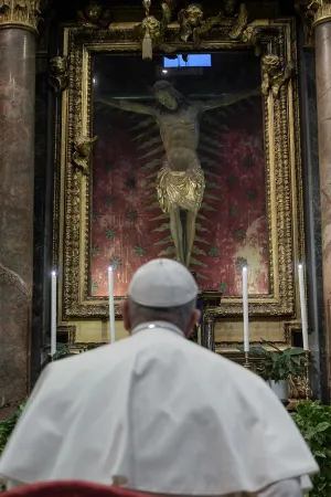 Papst Franziskus betet vor dem Kruzifix in San Marcello al Corso in Rom am 15. März 2020
