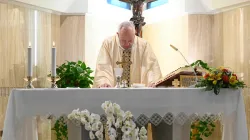 Papst Franziskus im Gebet bei der Feier der heiligen Messe am 23. April 2020 in der Kapelle des Domus Sanctae Marthae / Vatican Media
