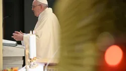 Papst Franziskus predigt in der Kapelle der Casa Santa Marta am 27. April 2020 / Vatican Media
