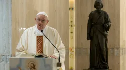 Papst Franziskus in der Kapelle des Domus Sanctae Marthae am Fest Josef der Arbeiter, 1. Mai 2020.  / Vatican Media