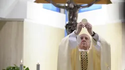 Papst Franziskus feiert die heilige Messe in der Kapelle seiner Residenz, der Casa Santa Marta, am 4. Mai 2020 / Vatican Media