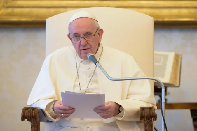 Papst Franziskus hält seine Generalaudienz am 6. Mai 2020 in der Bibliothek des Apostolischen Palastes im Vatikan.