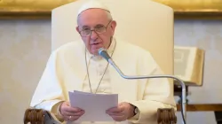 Papst Franziskus hält seine Generalaudienz am 6. Mai 2020 in der Bibliothek des Apostolischen Palastes im Vatikan. / Vatican Media
