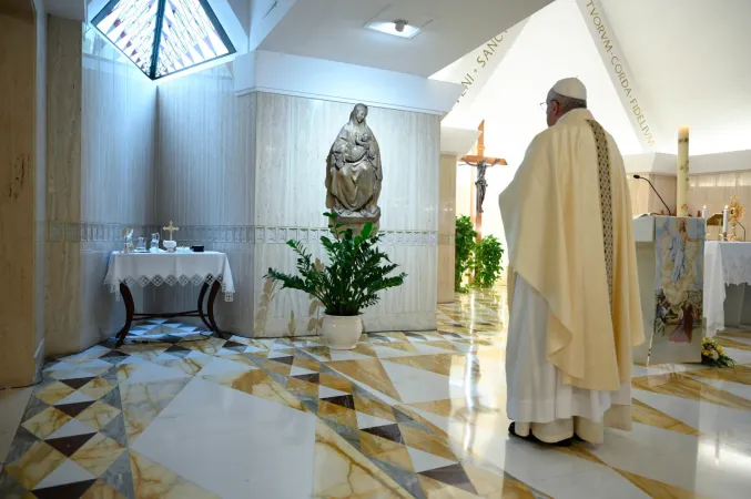 Papst Franziskus im Gebet in der Kapelle der Casa Santa Marta am 13. Mai 2020