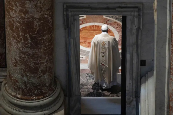 Papst Franziskus im Petersdom am 18. Mai 2020