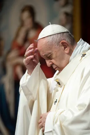 Papst Franziskus betet am Hochfest Fronleichnam, 14. Juni 2020, im Petersdom.