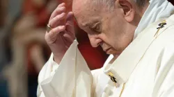 Papst Franziskus betet am Hochfest Fronleichnam, 14. Juni 2020, im Petersdom. / Vatican Media