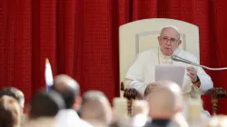 Papst Franziskus spricht bei der Generalaudienz am 9. September 2020 / Daniel Ibanez / CNA Deutsch 