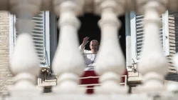 Ein fröhlicher Gruß: Papst Franziskus winkt Pilgern auf dem Petersplatz am Hochfest Allerheiligen, 1. November 2020. / Daniel Ibanez / CNA Deutsch 