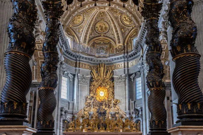 Der lichtdurchflutete Petersdom mit Reliquien zahlreicher Heiligen am  Hochfest Allerheiligen, 1. November 2020.