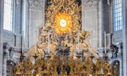 Der lichtdurchflutete Petersdom mit Reliquien zahlreicher Heiliger am Hochfest Allerheiligen, 1. November 2020.
 / Daniel Ibanez / CNA Deutsch 