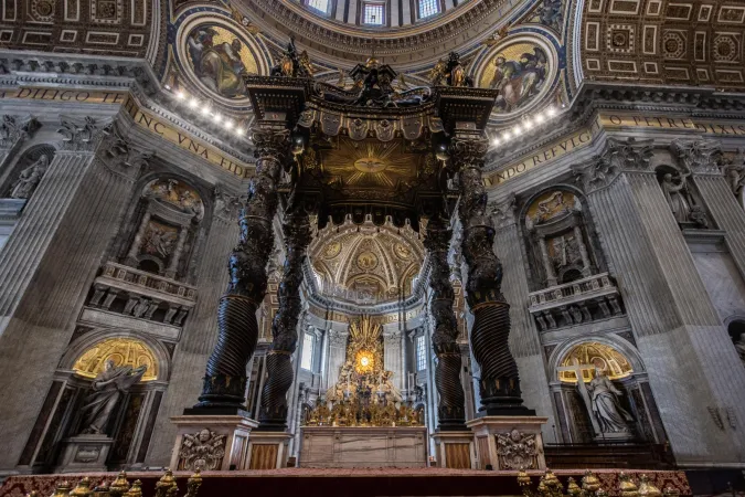 Der lichtdurchflutete Petersdom mit Reliquien zahlreicher Heiliger am Hochfest Allerheiligen, 1. November 2020.
