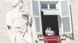 Papst Franziskus winkt Menschen auf dem Petersplatz am 21. Februar 2021. / Daniel Ibanez / CNA Deutsch 