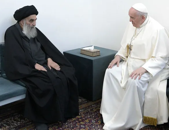 Historische Begegnung in nüchterner Atmosphäre: Ayatollah Ali Al-Sistani (links) und Papst Franziskus bei ihrem Treffen am 6. März im irakischen Nadschaf.