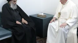 Historische Begegnung in nüchterner Atmosphäre: Ayatollah Ali Al-Sistani (links) und Papst Franziskus bei ihrem Treffen am 6. März im irakischen Nadschaf. / Vatican Media