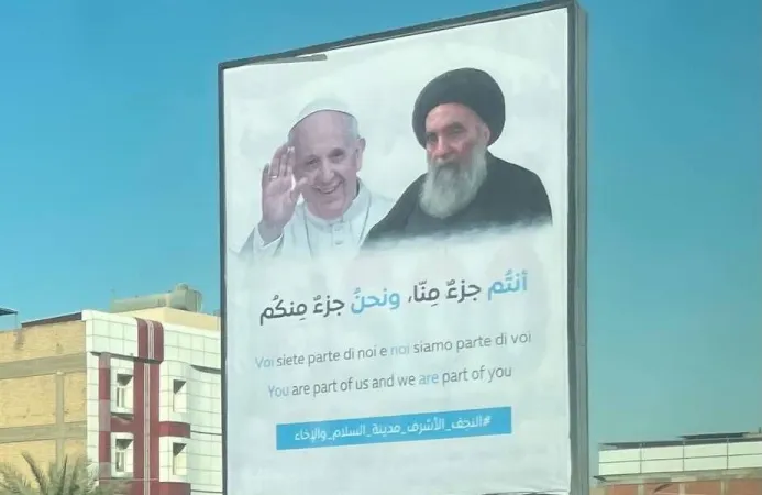 Plakate feiern den Besuch von Papst Franziskus bei Ayatollah Al-Sistani in Nadschaf am 7. März 2021