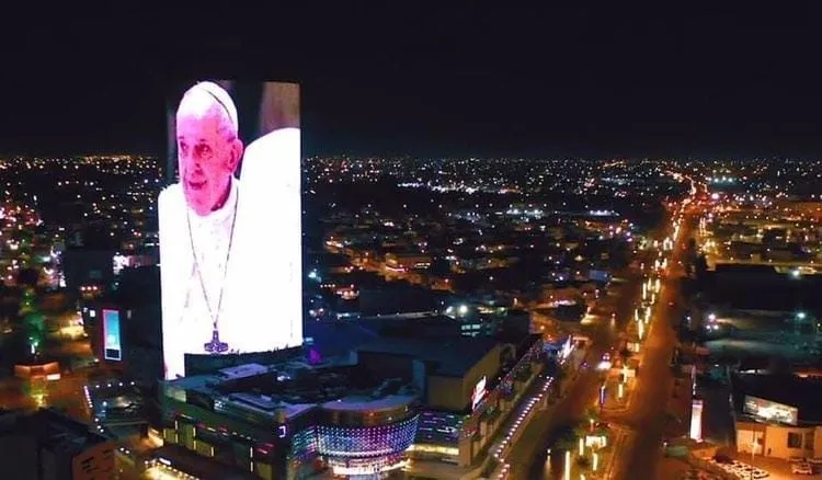 Papst Franziskus über Bagdad: Das Oberhaupt der Katholischen Kirche auf einem Bildschirm am 6. März 2021