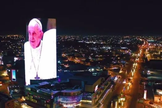 Papst Franziskus über Bagdad: Das Oberhaupt der Katholischen Kirche auf einem Bildschirm am 6. März 2021 / Alexey Gotovskiy / CNA Deutsch 