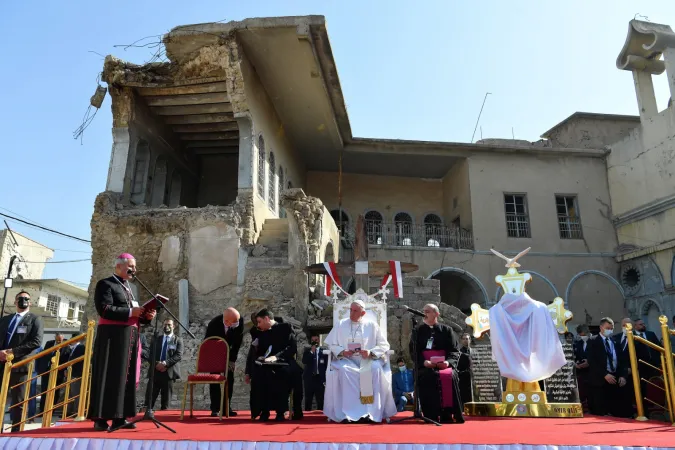 Papst Franziskus auf dem Kirchplatz in Mossul am 7. März 2021