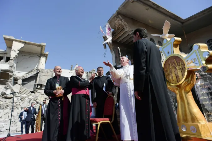 Symbol der Hoffnung auf Frieden und eine Zukunft: Papst Franziskus läßt am 7. März 2021 eine Taube vom Kirchplatz im irakischen Mossul aufsteigen. 