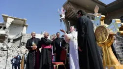 Symbol der Hoffnung auf Frieden und eine Zukunft: Papst Franziskus läßt am 7. März 2021 eine Taube vom Kirchplatz im irakischen Mossul aufsteigen.  / Vatican Media