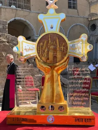 Das enthüllte Kreuz auf dem Kirchplatz in Mossul