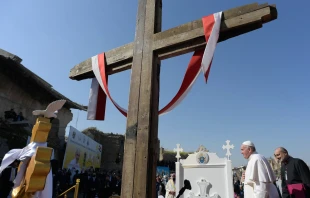 Das Kreuz auf dem Kirchplatz in Mossul beim Besuch von Papst Franziskus / Vatican Media