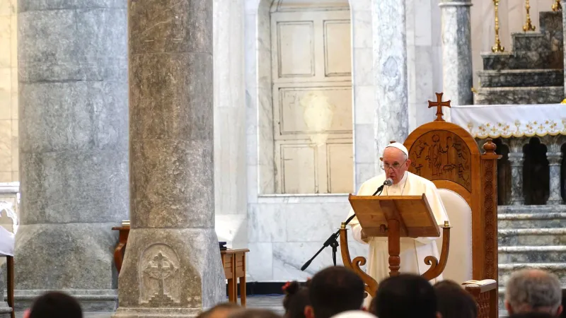 Papst Franziskus spricht in der Kirche in Baghdida (Karakosch) am 7. März 2021.