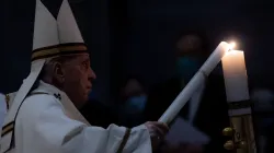 Papst Franziskus entzündet das Licht an der Osterkerze im Petersdom am 3. April 2021. / EWTN News/Daniel Ibáñez/Vatican Pool