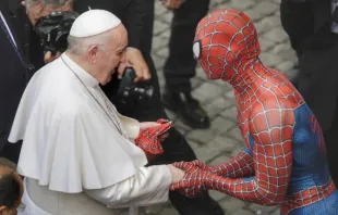 Papst Franziskus (links) mit Mattia Villardita, einem 28 Jahre alten Italiener, der sich als Spiderman verkleidet, am 23. Juni 2021. / Pablo Esparza / CNA Deutsch 