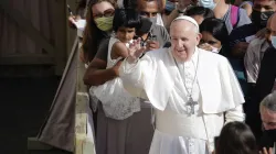 Papst Franziskus begrüßt Pilger bei der Generalaudienz am 30. Juni 2021 / Pablo Esparza / CNA Deutsch