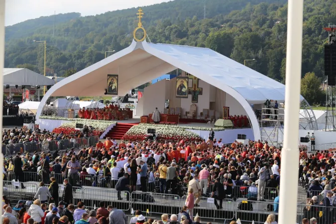 Tausende Gläubige kamen nach Eperies zur Feier der Göttlichen Liturgie im Byzantinischen Ritus am 14. September 2021 im Rahmen der Slowakei-Reise von Papst Franziskus. 