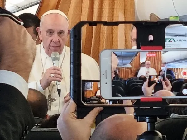 Papst Franziskus spricht zu Journalisten und Flugbegleitern auf der Reise nach Zypern am 2. Dezember 2021.