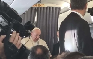 Papst Franziskus spricht zu Journalisten im Flieger von Athen nach Rom am 6. Dezember 2021 / Andrea Gagliarducci / CNA Deutsch 