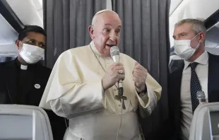 Papst Franziskus spricht bei der "Fliegenden Pressekonferenz" am 6. Dezember 2021. / Vatican Media