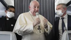 Papst Franziskus spricht bei der "Fliegenden Pressekonferenz" am 6. Dezember 2021. / Vatican Media