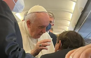 Papst Franziskus spricht zu Journalisten an Bord des päpstlichen Fluges nach Malta am 2. April 2022.  / Courtney Mares / CNA Deutsch