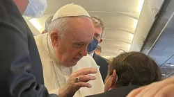 Papst Franziskus spricht zu Journalisten an Bord des päpstlichen Fluges nach Malta am 2. April 2022.  / Courtney Mares / CNA Deutsch