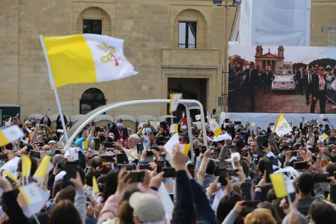 Gläubige begrüßen Papst Franziskus in Valetta am 3. April 2022