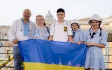 Ukrainische Familie betet beim Welttreffen der Familien für den Frieden