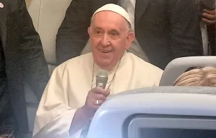 Die "fliegende Pressekonferenz" gab es diesmal sitzend: Papst Franziskus spricht mit Journalisten auf dem Rückflug aus Kanada am 29. Juli 2022 / Andrea Gagliarducci / CNA Deutsch