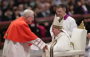 Papst Franziskus mit Kardinal Arthur Roche beim Konsistorium im Petersdom, 27. August 2022. / Daniel Ibáñez / CNA  Deutsch