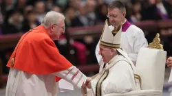 Papst Franziskus mit Kardinal Arthur Roche beim Konsistorium im Petersdom, 27. August 2022. / Daniel Ibáñez / CNA  Deutsch