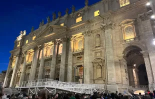 Tausende Gläubige aus aller Welt strömen zum Petersdom, um Abschied zu nehmen vom aufgebahrten Papst emeritus Benedikt XVI. am 2. Januar 2023. / Courtney Mares / CNA Deutsch