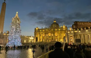 Bis in die Abendstunden strömten am 2. Januar 2023 die Menschen zum Petersdom, um Abschied zu nehmen von Papst emeritus Benedikt XVI. / Courtney Mares / CNA Deutsch