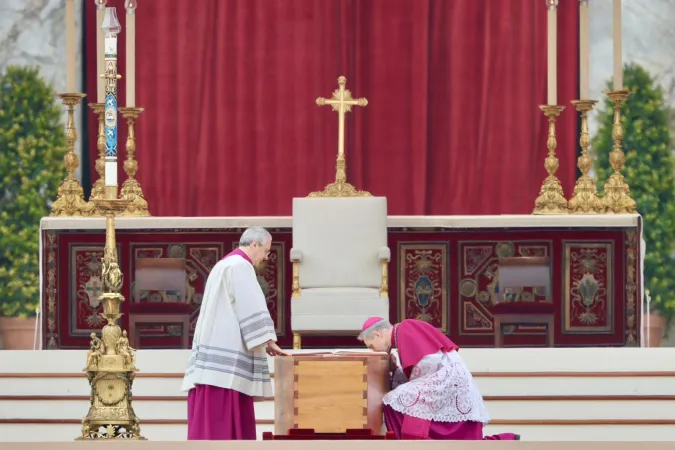 Erzbischof Georg Gänswein küsst den Sarg von Papst Benedikt XVI., 5. Januar 2023
