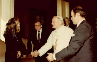 Begegnung im April 1980: Ein junger Joe Biden (rechts) stellt Papst Johannes Paull II. seine Frau Jill (links) vor.  / Wikimedia  (CC0) 
