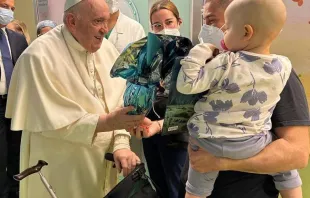 Papst Franziskus besucht Kinder in der Gemelli-Klinik am 31. März 2023 / Vatican Media