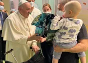 Papst Franziskus besucht Kinder in der Gemelli-Klinik
