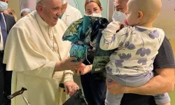 Papst Franziskus besucht Kinder in der Gemelli-Klinik am 31. März 2023 / Vatican Media